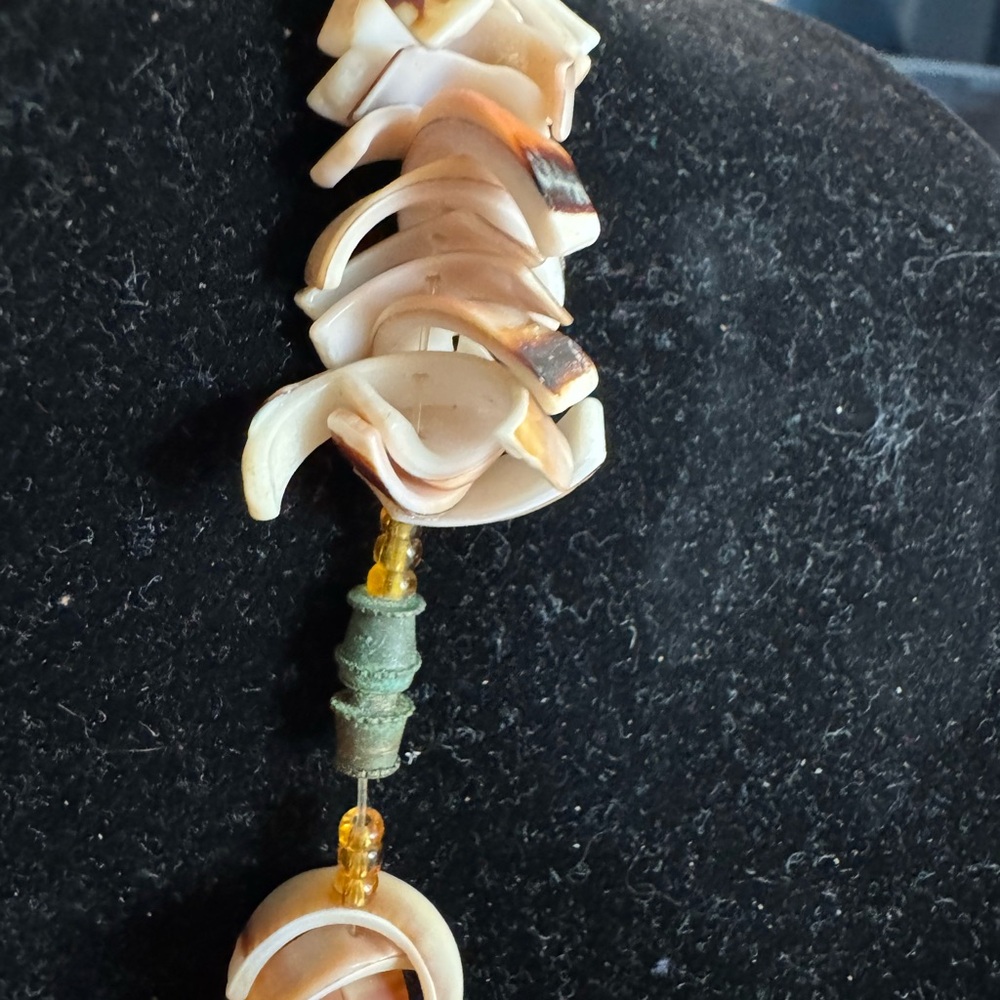 Elegant Shell Necklace - Picture 3 of 3